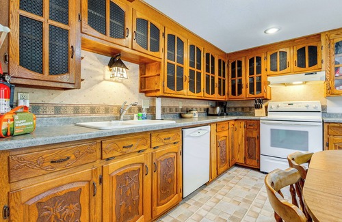 Cecil Cabin | Lakefront Cabin w/Shared Beach in Cecil!
