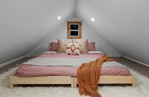 Weston House | Lakefront Cabin with hot tub! Fish| Kayak| Camp