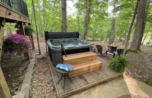 Innsbrook Ski Chalet | Lakefront Chalet; Hot Tub, Dock, Firepit, Boat, Kayaks, Beach, POOL, and WIFI!