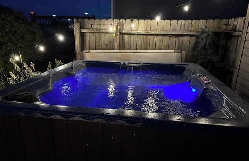 White Lake House | “Lakefront Chalet Retreat-Up North Feel, relax & rewind. Hot Tub and fireplace.”