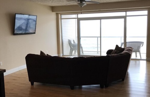 Geneva-on-the-Lake Condo | LAKEFRONT CONDO #107* 2BR/2 BA SLEEPS 6