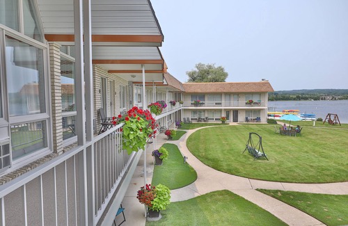Conway Condo | Lakefront Condo With 2 Kayaks and 1 Boat Slip - Amazing Location!