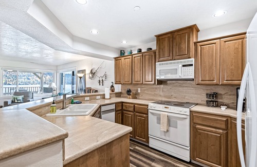 Coeur d'Alene Condo | Lakefront Condo w/Stunning Views, Balcony, & Fireplace