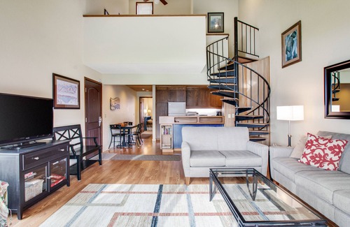 Chelan Condo | Lakefront Condo with Shared Dock, Pool, Hot Tub & Tennis