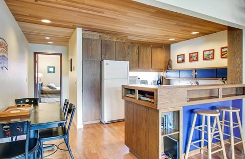 Chelan Condo | Lakefront Condo with Shared Dock, Pool, Hot Tub & Tennis