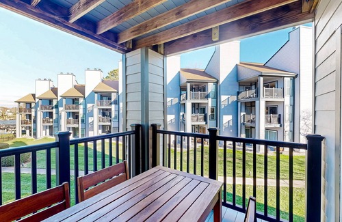Cornelius Condo | Lakefront condo with on-site pool & private balcony