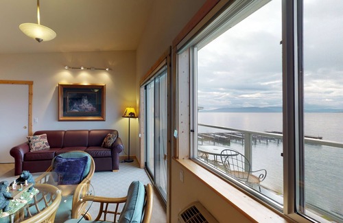 Polson Apartment | Lakefront condo with water-view balcony, central AC & swimming dock