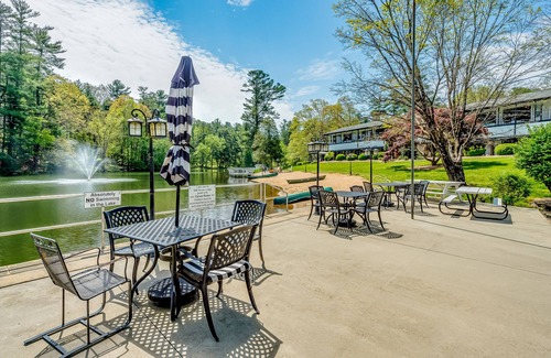 Flat Rock Condo | Lakefront corner condo with canoes, resort pool, tennis & firepit - dogs welcome