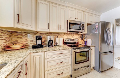 Springwater Cottage | Lakefront cottage 15 min away from Wasaga Beach