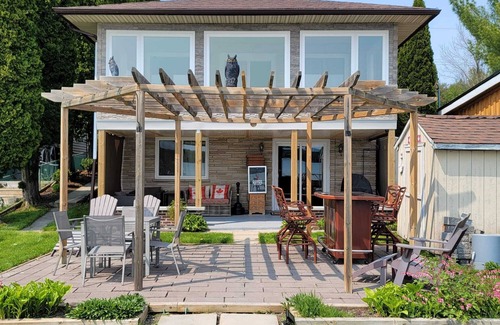 Springwater Cottage | Lakefront cottage 15 min away from Wasaga Beach