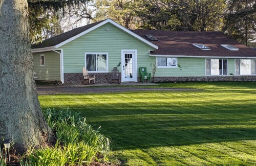 Waterport Cottage | Lakefront Cottage for 6 in Upper State NY