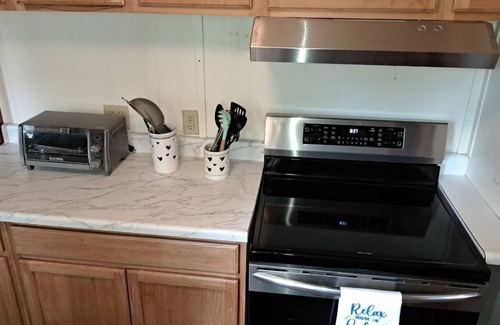 Dewittville House | Lakefront Cottage, Heated Pool, Dog friendly, Fully Equipped for Fun! A/C, Quiet