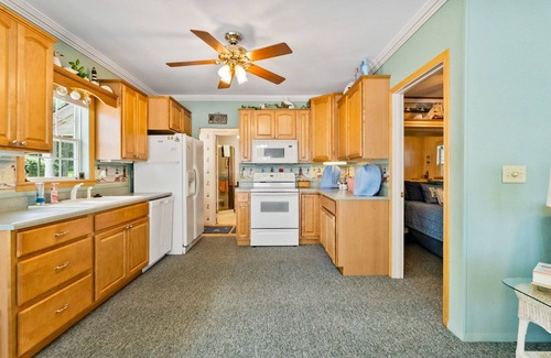 North Webster House | Lakefront Cottage on Webster Lake with Beautiful Sunsets, 2 bed, 1 bath