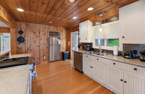 Ripon Cottage | Lakefront Cottage with sandy bottom swimming!