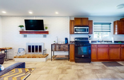 Romney Cottage | Lakefront cottage with private hot tub, grill, firepit, & lake views