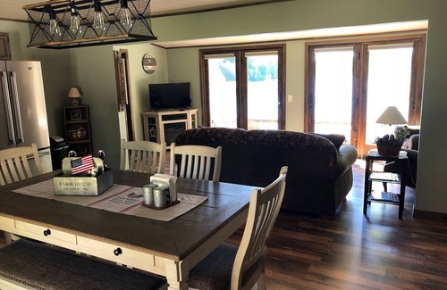 Crivitz Cottage | Lakefront cottage with beautiful sunset view - Private dock and beach area