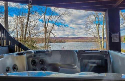Lake Ariel House | Lakefront, Dock, Hottub, Pooltable, Kayaks, 75"tv
