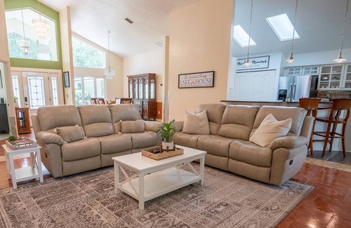 Putnam Hall House | Lakefront Escape – Sunrise Views, Kayaks & Fireside Nights