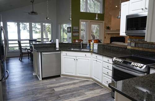 Putnam Hall House | Lakefront Escape – Sunrise Views, Kayaks & Fireside Nights