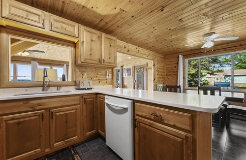 Houghton Lake Ski Chalet | Lakefront - Fall Colors Family Getaway with Dock!