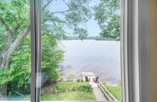 Plymouth House | Lakefront Family Escape 3BR Retreat wFirepit & Scenic