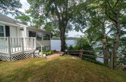 Plymouth House | Lakefront Family Escape 3BR Retreat wFirepit & Scenic