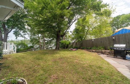 Plymouth House | Lakefront Family Escape 3BR Retreat wFirepit & Scenic