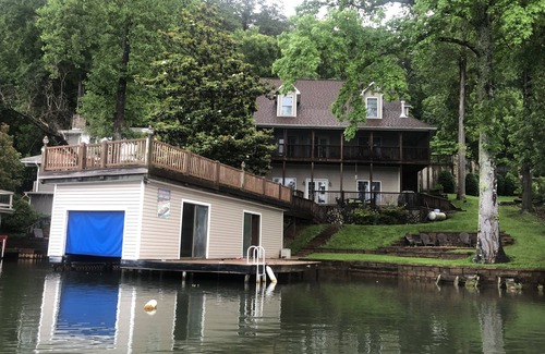 Lynn House | Lakefront FAMILY-FOCUSED Home 20 Minutes from TIEC