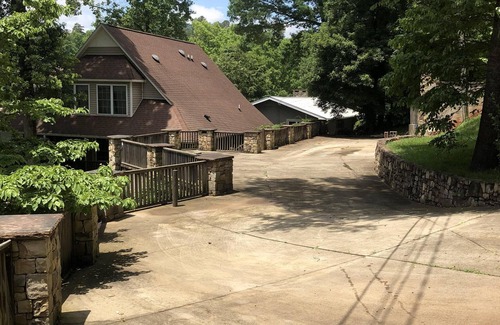 Lynn House | Lakefront FAMILY-FOCUSED Home 20 Minutes from TIEC