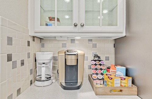 Chandler House | Lakefront!FREE Heated Salt water Pool, Spa! Boat! Kayak! Arcades!EV charger.