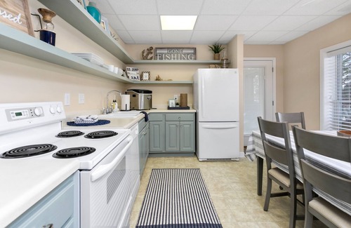 New London House | Lakefront Getaway - Putting Green ⛳️, Boat Dock, Arcade, Game Consoles, & Kayak