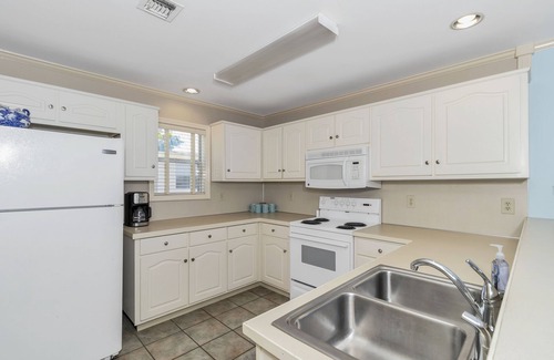Dadeville Condo | Lakefront Getaway with Stunning Western Views – Sleeps 6!