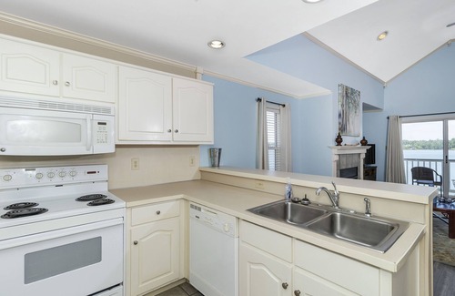 Dadeville Condo | Lakefront Getaway with Stunning Western Views – Sleeps 6!