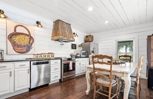 Brandon House | Lakefront Guest Ranch Retreat w/Kayaks/Fishing/Pools/RecCourt/FarmAnimals