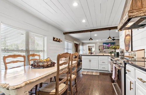 Brandon House | Lakefront Guest Ranch Retreat w/Kayaks/Fishing/Pools/RecCourt/FarmAnimals