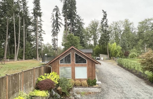 Eatonville House | Lakefront Guesthouse Cabin with Loft
