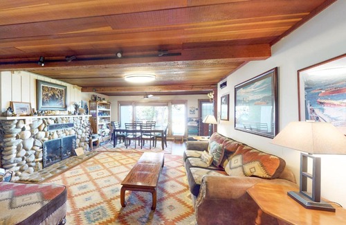 Homewood House | Lakefront Haven