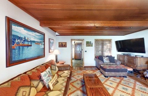 Homewood House | Lakefront Haven
