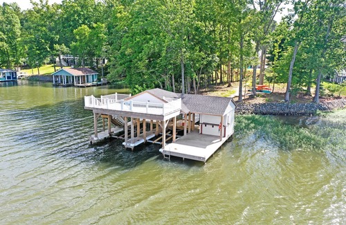 Macon House | Lakefront, Heated Pool, Firepits, Deep Water, Kayaks, Pool Table, Sundeck