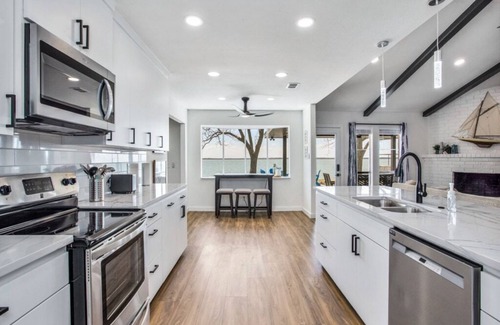 Heath House | Lakefront Heath Retreat