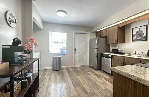 Dixieland House | LAKEFRONT HOME-PATIO/WASHER/DRYER/FULLY EQUIPPED-NEAR COLLEGE/SHOPS/MUSEUM/PARKS