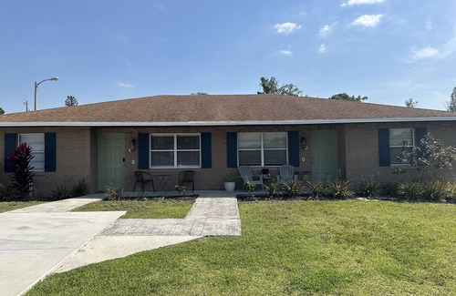 Dixieland House | LAKEFRONT HOME-PATIO/WASHER/DRYER/FULLY EQUIPPED-NEAR COLLEGE/SHOPS/MUSEUM/PARKS