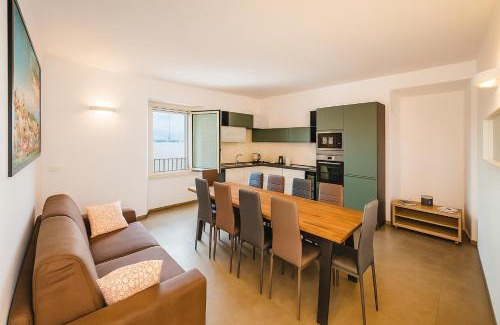 Pisogne House | LAKEFRONT HOME RESIDENZA IL GALLO IN RIVA AL LAGo
