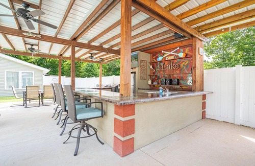 Camdenton House | LAKEFRONT HOME w/Dock Slip PRIVATE POOL& nBackyard bar&grill Perfect 4 Familiesn