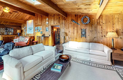 Franklin House | Lakefront Home W/ Fast WiFi, Furnished Deck, Water Views & Full Kitchen!