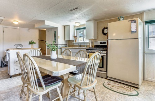Havana Cabin | Lakefront Home w/Patio in Havana!