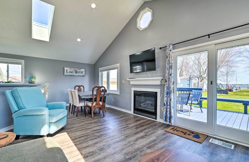 Houghton Lake House | Lakefront Home w/ A/C & Huge Deck!