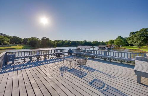 Enchanted Oaks House | Lakefront Home with Dock in Mabank Near Golfing!