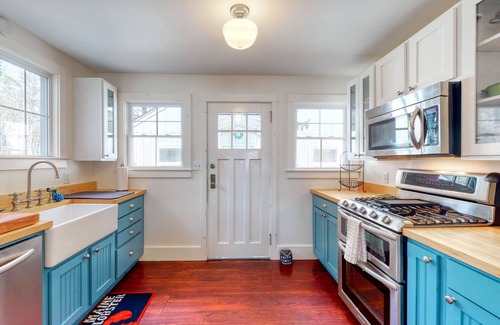 Monmouth House | Lakefront home with private dock, kayaks, firepit, grill, & sunroom