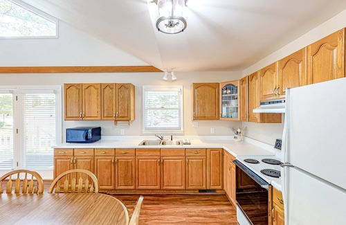 Prosperity House | Lakefront Home with Central AC, WiFi, Lake Views, & Private Washer/Dryer